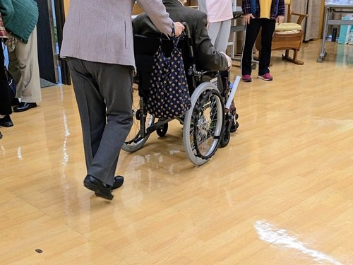 251028車いす押す人.jpg