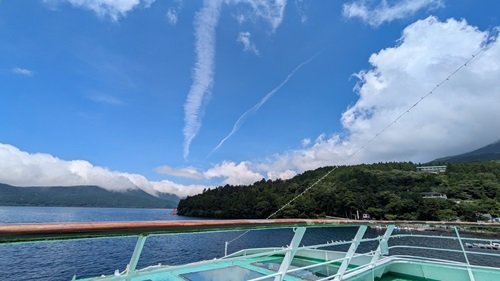 素晴らしい青空、向こうには怪しい雲がモクモク.jpg